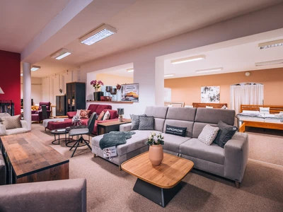 Sedací souprava MANILA od Českého výrobce MADROS - vyznačuje se odlehčeným a příjemně zaobleným tvarem, zvedacími opěrkami hlavy, funkcí rozkladu a úložného prostoru  všech dílů kromě rohu a rozkladu