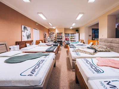 Široká škála vystavených masivních a čalouněných postelí od Českých výrobců 