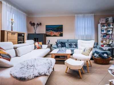 Bílá sedací souprava MAGNUM od Slovenské firmy DREVONA - vyniká jedinečným dřevěným podstavcem, odlehčeným designem a posuvnými opěrky zad vpřed a vzad k maximálnímu využití sedací plochy pro možnost ležení 